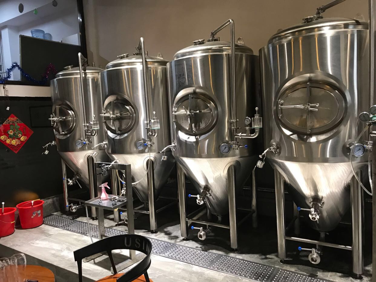 啤酒發(fā)酵設備 啤酒發(fā)酵設備